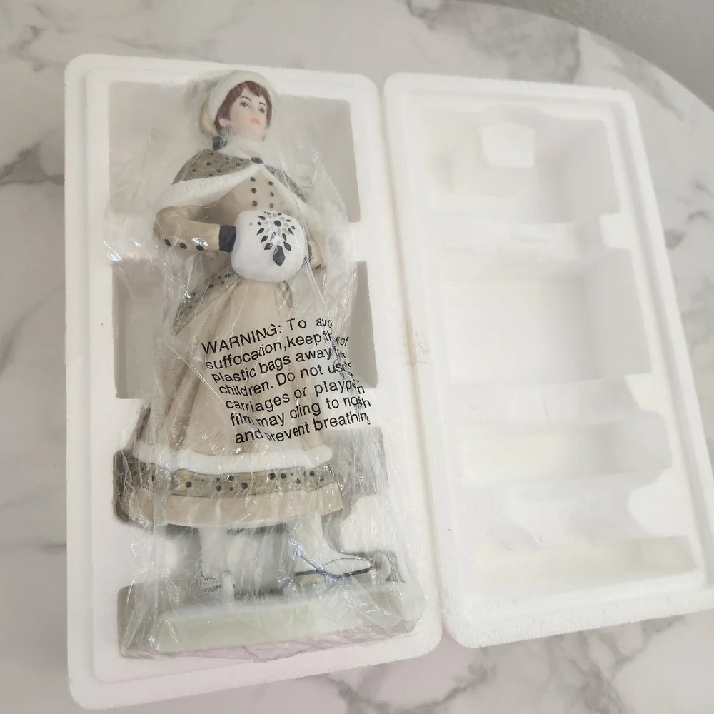 Avon Mrs. Albee 2014 Figurine  Collector’s Edition - Picture 16 of 16